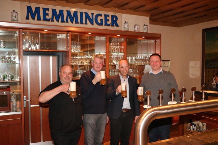 v.l.n.r.: Alfred Moosmann und Reinhard Funk vom Musikverein Erolzheim, Bürgermeister Jochen Ackermann sowie Braumeister Wolfgang Kesselschläger von der Memminger Brauerei mit dem Bier, das eigens für die Erolzheimer gebraut wird